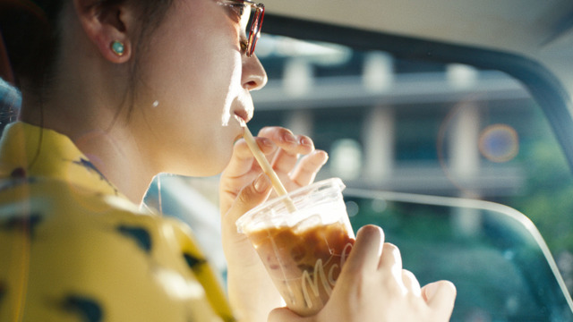 アイスカフェラテ「真夏のエスケープ」篇