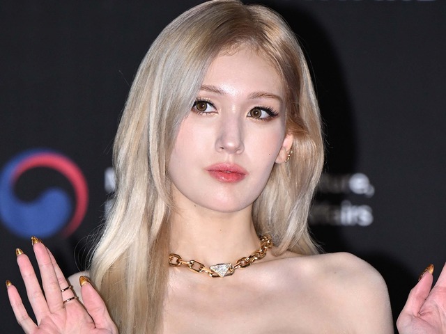 「服を着て！」上も下もインナー見せ…チョン・ソミ、ブラトップ姿の“無駄なしボディ”に視線集中