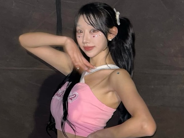 パンパンな黒ニットに「破裂しそう」の声…韓国人気チアのゴージャスボディに視線集中