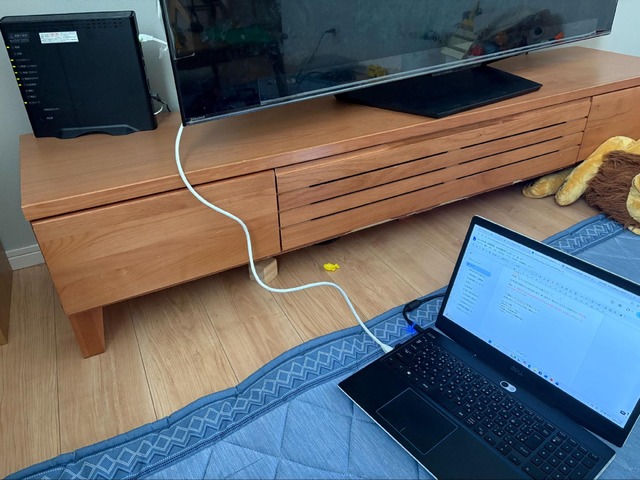 リビングの機器配置。左奥のテレビ台の上にeo-GW100(N)を設置し、リビング中央でノートPCを使用する。写真は取材用に有線接続した状態