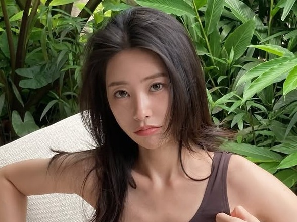 “手つなぎ大阪デート”が話題に！元K-POPアイドル、イケメンモデル恋人とラブラブ広告撮影