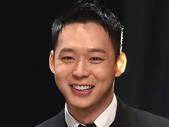 薄い髪をウェーブで隠す？韓国で活動できない元東方神起・ユチョン、“ビジュ激変”も日本で生き生き