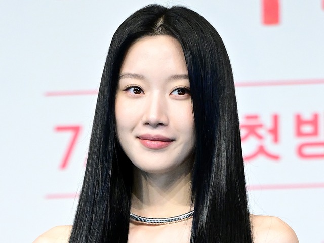 “ほぼ全部見えてる”衣装で話題に！ムン・ガヨン、すき間が見える”はち切れ寸前“衣装で魅了