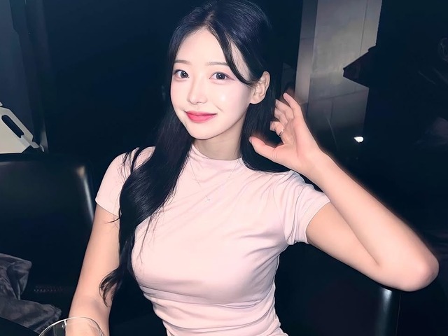 「この大きさは反則級…」存在感際立つ“ぴたぴた”ユニ姿に視線集中、韓国人気チアのウ・スハン