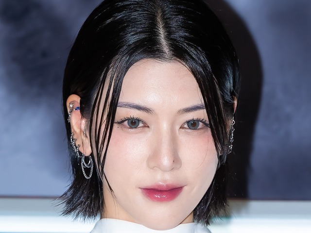 青眼で涼やかに　三吉彩花が聖水洞に、『千鳥の鬼レンチャン』出演歌手との熱愛説も話題に