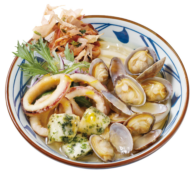 《海鮮の旨みと食べ応え抜群の『冷たーい山盛り海鮮旨塩うどん』》