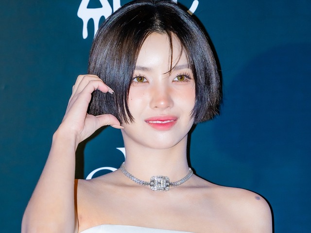 「何してるの!?」前かがみで“スキマ”ちらり…ソヨン、大胆な黒キャミ姿で視線独占