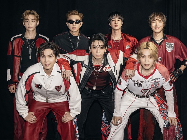 『Dynamite』の歌詞をサッカー仕様に！BTS、史上初のW杯決勝ハーフタイムショーに出演