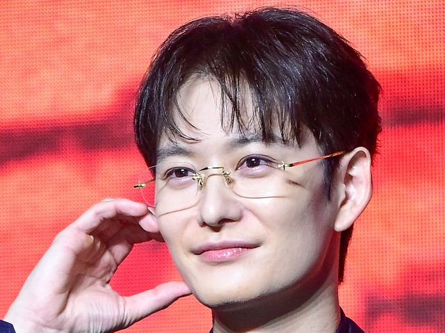 岡田将生、韓国に降臨！洗練されたスーツ＆フチなしメガネスタイルで新ドラマ制作発表会に登場