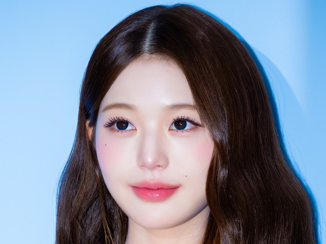 態度の炎上を意識？IVE・ウォニョン、撮影現場スタッフの“異なる視線”をアピールか