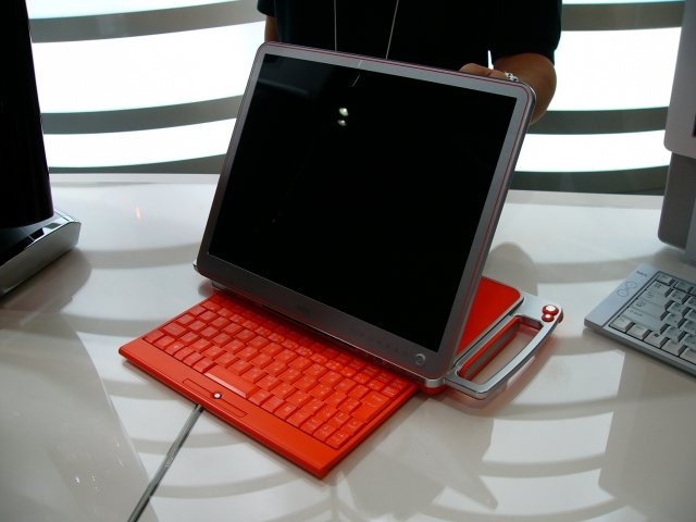 液晶ディスプレイを立てて、スライド式のキーボードを引き出せば、ノートPCとして使うことができる