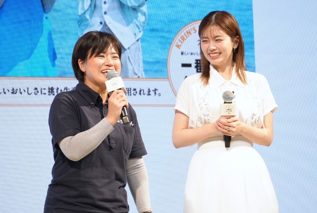ウニ生産者・眞下美紀子さん、小芝風花【撮影：小宮山あきの】