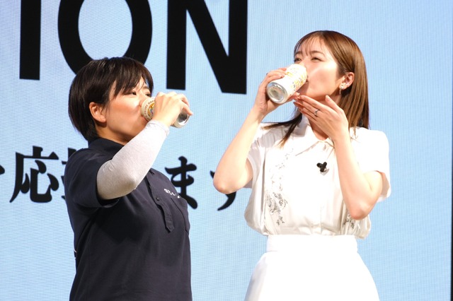 ウニ生産者・眞下美紀子さん、小芝風花【撮影：小宮山あきの】