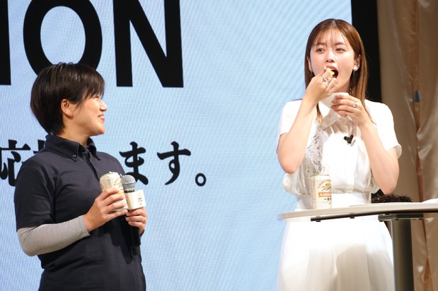 ウニ生産者・眞下美紀子さん、小芝風花【撮影：小宮山あきの】