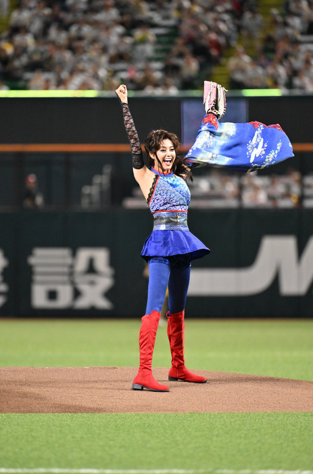 藤原紀香が“明治版キャッツアイ”の衣裳でPayPayドームに降臨！ノーバン投球に大歓声