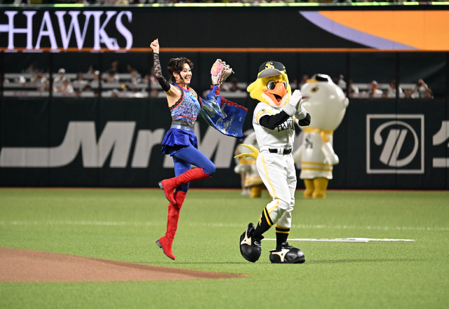 藤原紀香が“明治版キャッツアイ”の衣裳でPayPayドームに降臨！ノーバン投球に大歓声