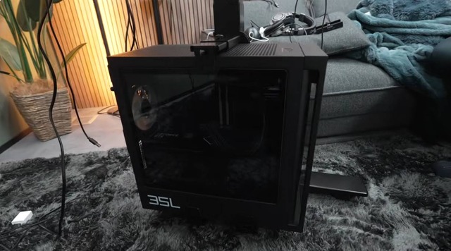 デスクの脚に吊り下げられたデスクトップPC。デスクと連動して動く（C）たか︴ガレージ秘密基地づくり