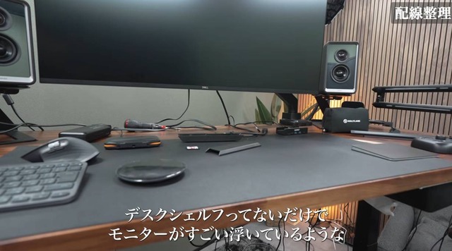 デスクシェルフを外し、モニターが浮遊するようなセットアップに（C）たか︴ガレージ秘密基地づくり