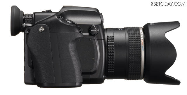 標準レンズを装着した「PENTAX 645D」の側面