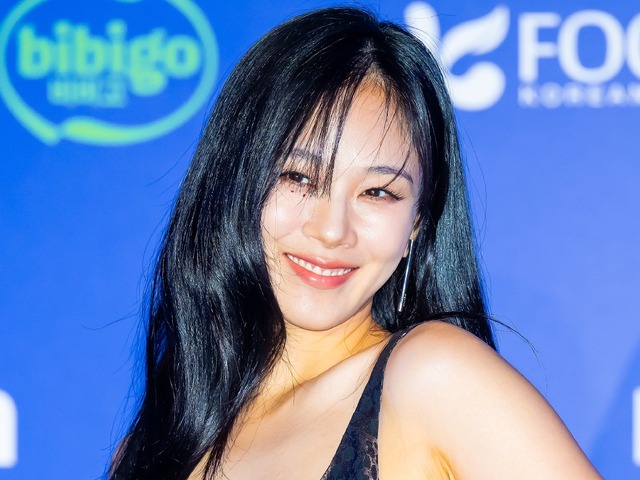 ぴったぴたの白衣装で“びしょ濡れフェス”に登場！避妊具ばらまきも話題のBIBI、妖艶な美しさ