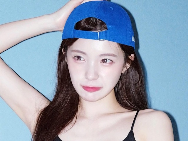 いくらなんでも短すぎ…韓国美人チア、“限界ミニ丈”で太もも全開「見えちゃいそう」「やばい」