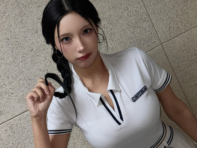 「で、デカいね…」破裂しそうなボリューム、“IZ*ONEだったかもしれない”美女アイドルのオフに反響