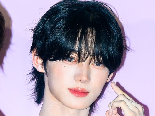 “ブルーの瞳”に吸い込まれそう…TWS・ハンジン、爽やかなスポーティールックでイベントに出席