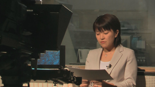 長いニュースをカメラを前にスラスラと読む篠田さん。