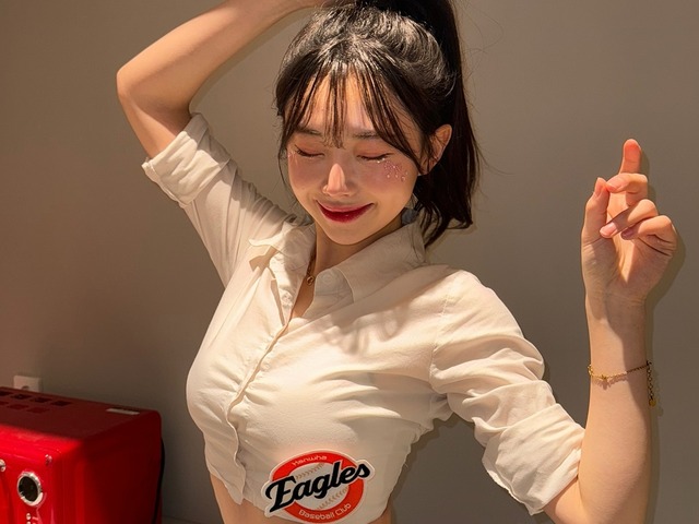 「服小さくない？」「こぼれてしまいそう」韓国チアの夏感じる最新ショットに注目