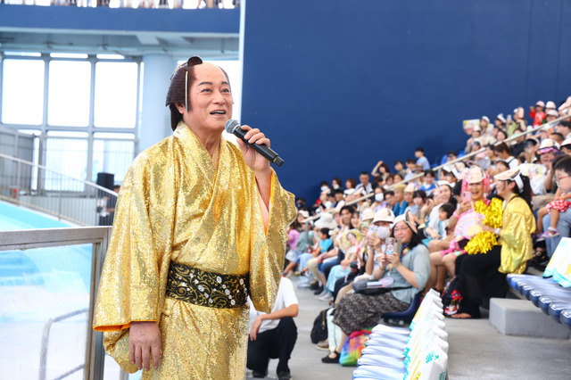 松平健がクルーズ船で登場！「八景島シーパラダイス」のイルカショーにサプライズ出演し大歓声！
