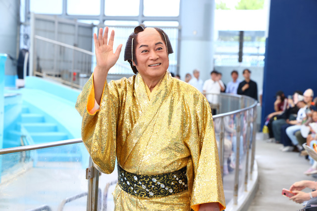 松平健がクルーズ船で登場！「八景島シーパラダイス」のイルカショーにサプライズ出演し大歓声！