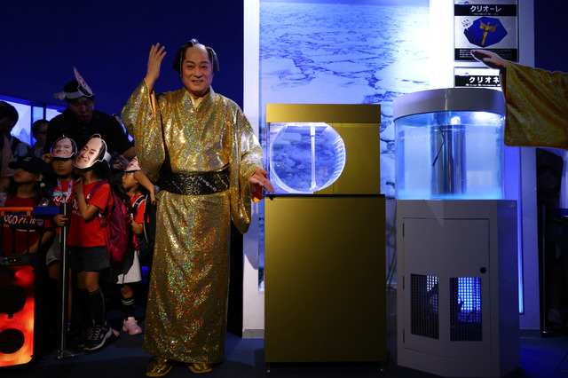 松平健がクルーズ船で登場！「八景島シーパラダイス」のイルカショーにサプライズ出演し大歓声！