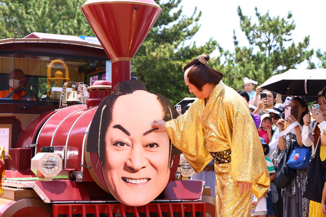 松平健がクルーズ船で登場！「八景島シーパラダイス」のイルカショーにサプライズ出演し大歓声！