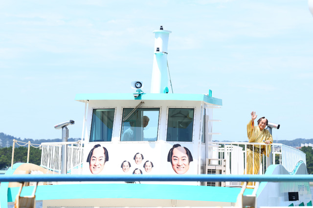 松平健がクルーズ船で登場！「八景島シーパラダイス」のイルカショーにサプライズ出演し大歓声！
