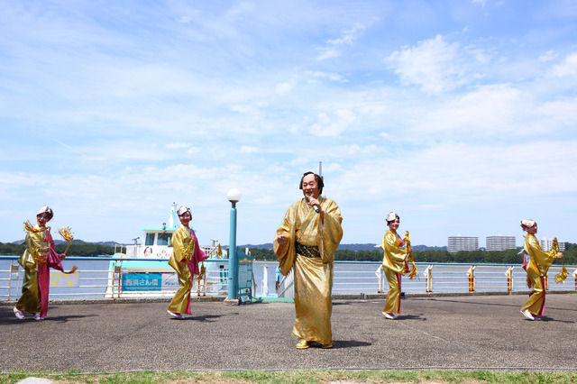 松平健がクルーズ船で登場！「八景島シーパラダイス」のイルカショーにサプライズ出演し大歓声！