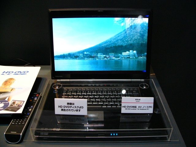 HD DVD対応のAVノートPC（参考出品）。HD DVDドライブを搭載し、HD DVDに収められた映像を再生