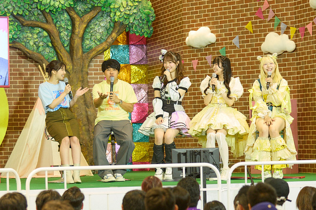 [写真左から]渡邉美穂、東ブクロ(さらば青春の光)、齋藤有紗(ラフ×ラフ)、雛月ひな(パラディーク)、三栗なの(さとりモンスター)