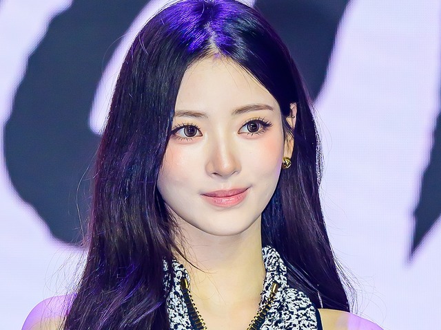 脇腹パックリ…日本人K-POPアイドル、肌見せ衣装で“異次元の美貌”を披露「同じ人間とは思えない」