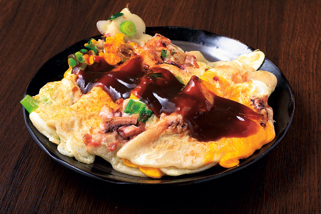 【いかやきやまげん京橋本店】実演大阪名物！玉子入りいかやきねぎ入り　(ソース味・醤油味)432円(1枚)