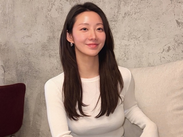 “ボリューム”際立つタイトワンピ、抜群の存在感見せる韓国シンママ女優　双子の母とは思えぬスタイル