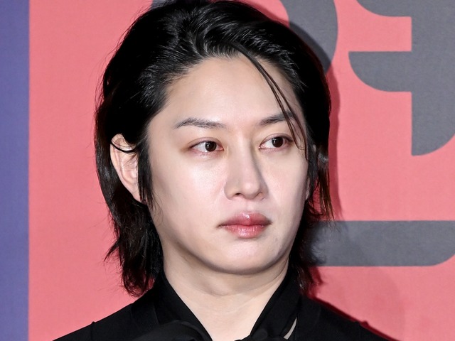 交通事故で障がい認定受けたSUPER JUNIOR・ヒチョル、運転中に喧嘩するカップルへ忠告「本当に危険」