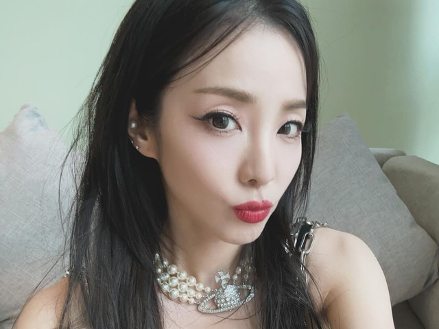 「思い切って全部脱ぐ」発言も話題に、体重37kg公言の韓国美女歌手がスイムウェアでプールサイドに