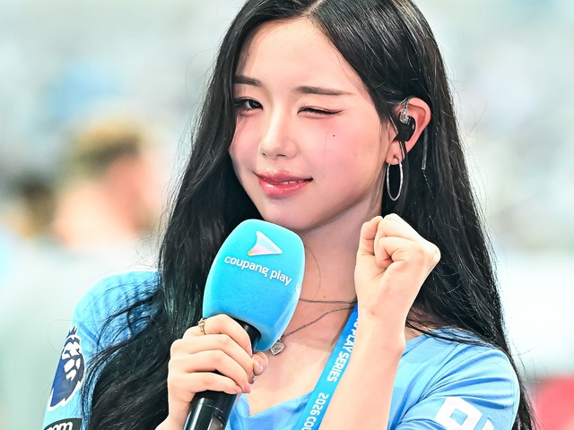 デカい…影山優佳を彷彿とさせる“パツパツ”ユニ姿、tripleSキム・チェヨンがマンC対Kリーグ選抜に登場
