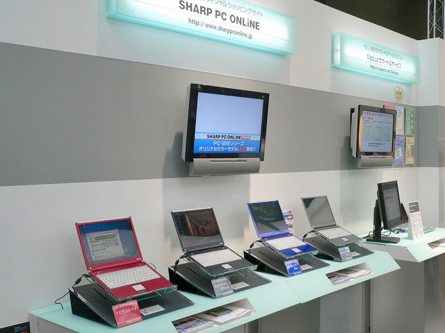 26日に各色10台限定かつオンラインショップのみで発売されたノートPCを展示。実機を見られるのはWPC会場だけとのことだ。