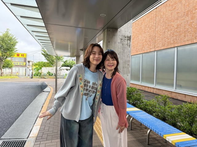 のん、ドラマのオフショット公開　花柄パンツ＆フルーツ柄ワンピの秋先取りコーデに絶賛の声