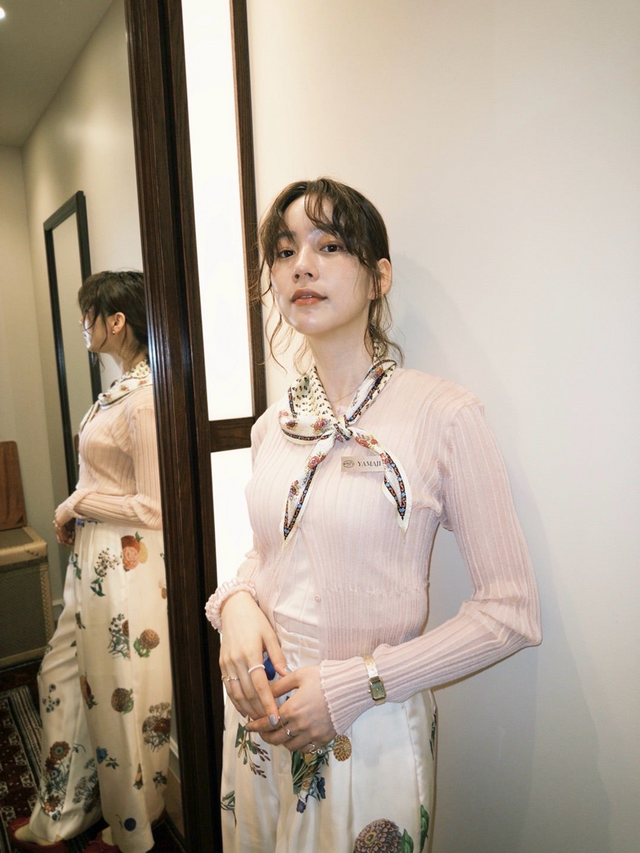 のん、ドラマのオフショット公開　花柄パンツ＆フルーツ柄ワンピの秋先取りコーデに絶賛の声