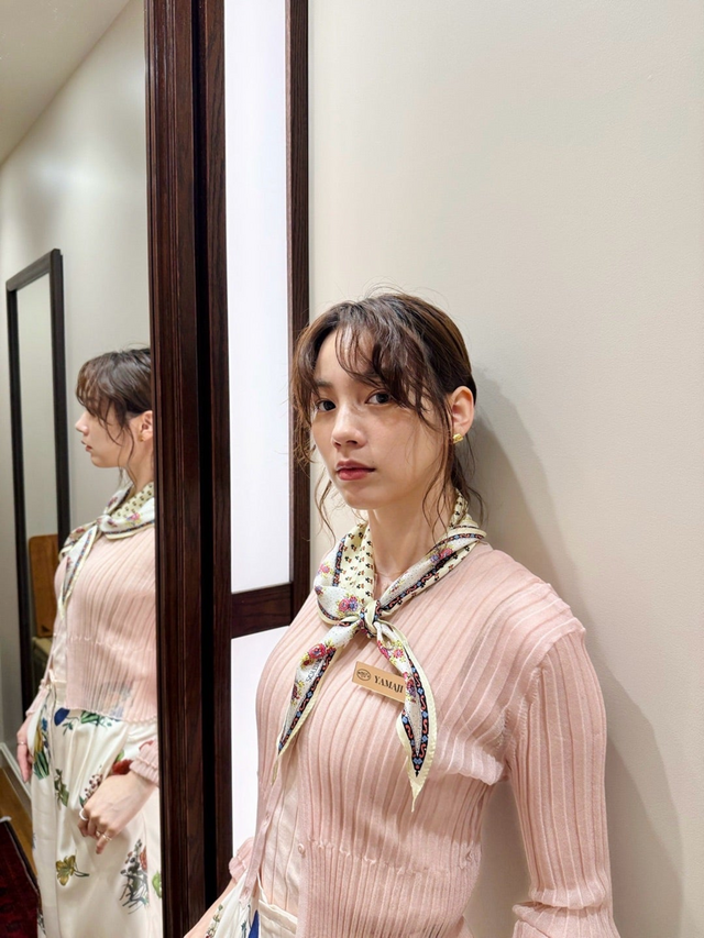 のん、ドラマのオフショット公開　花柄パンツ＆フルーツ柄ワンピの秋先取りコーデに絶賛の声