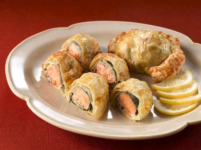 サーモンと茸のパイ包み焼き 白ワインソース添え