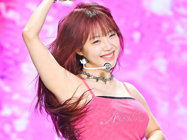 日本のAV女優にデビュー勧められた逸話も…ボリューム強調、韓国元アイドルの“ロックガール”姿に反響