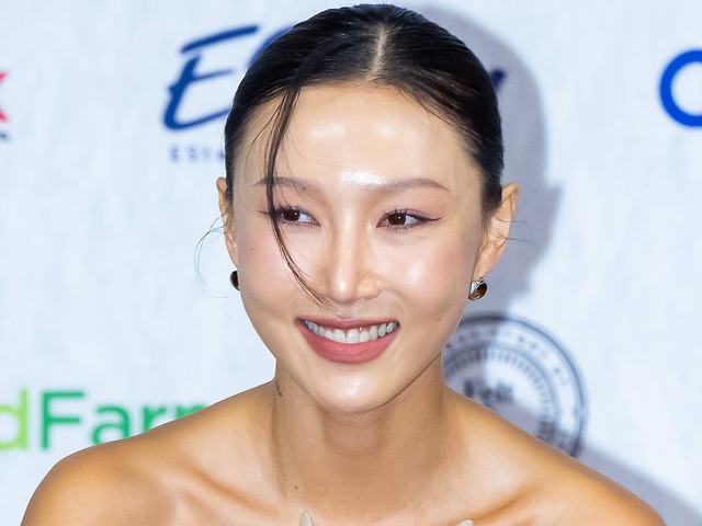 過激ダンスが「公然わいせつ」と告発されたファサ、うっとりするヴィーナスライン…南国で開放的に